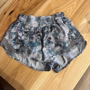 Lulu shorts hotty hot 2.5 low rise size 2